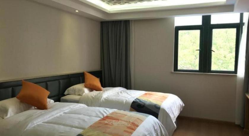 Shell Minhang District Wenjing Road Metro Station Hotel 2*