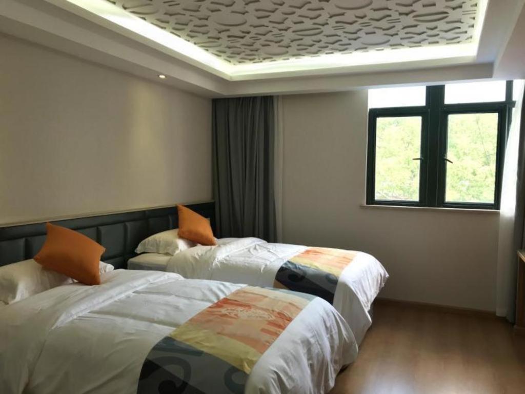 Shell Minhang District Wenjing Road Metro Station Hotel
