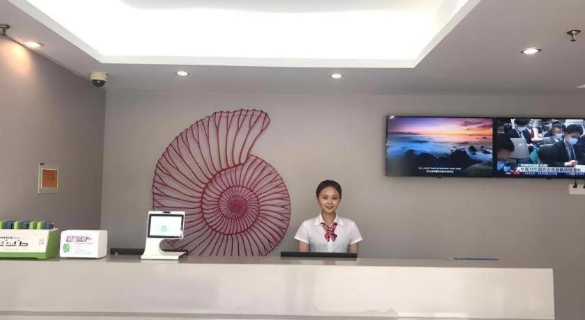 Shell Minhang District Wenjing Road Metro Station Hotel 2*