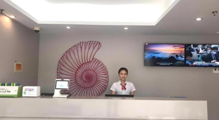 Shell Minhang District Wenjing Road Metro Station Hotel